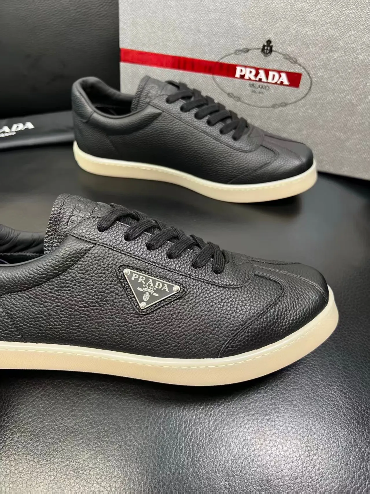 P380 38-45 Prada Prada’s new men’s leather sneakers, the highest version on the market, any comparison is welcome🆚! The original leather has excellent texture and is super high-end! Fetal sheep net lining imported from Italy, removable pad! Luxurious materials and fine workmanship, highly recommended! No. 058